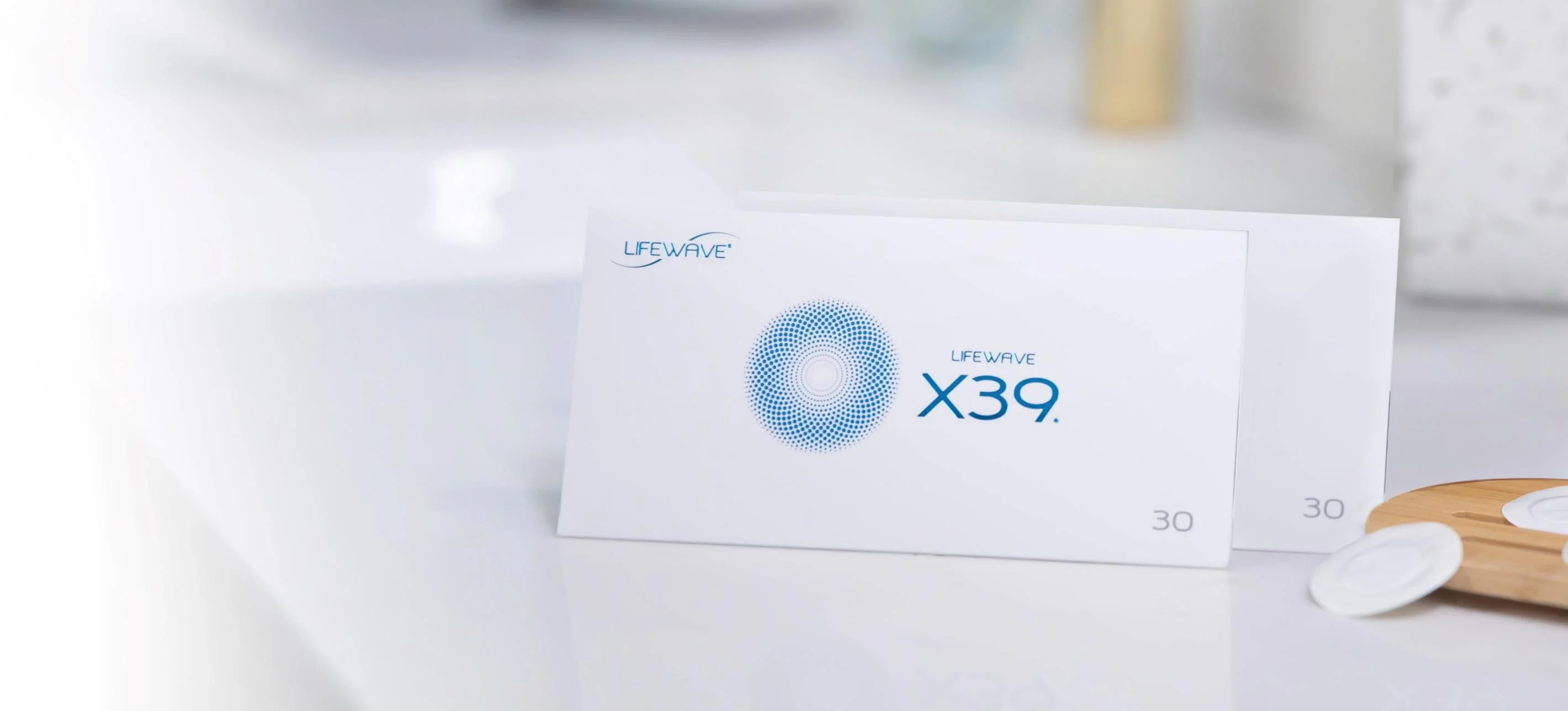 Caixas do LifeWave X39 sobre uma bancada de mármore