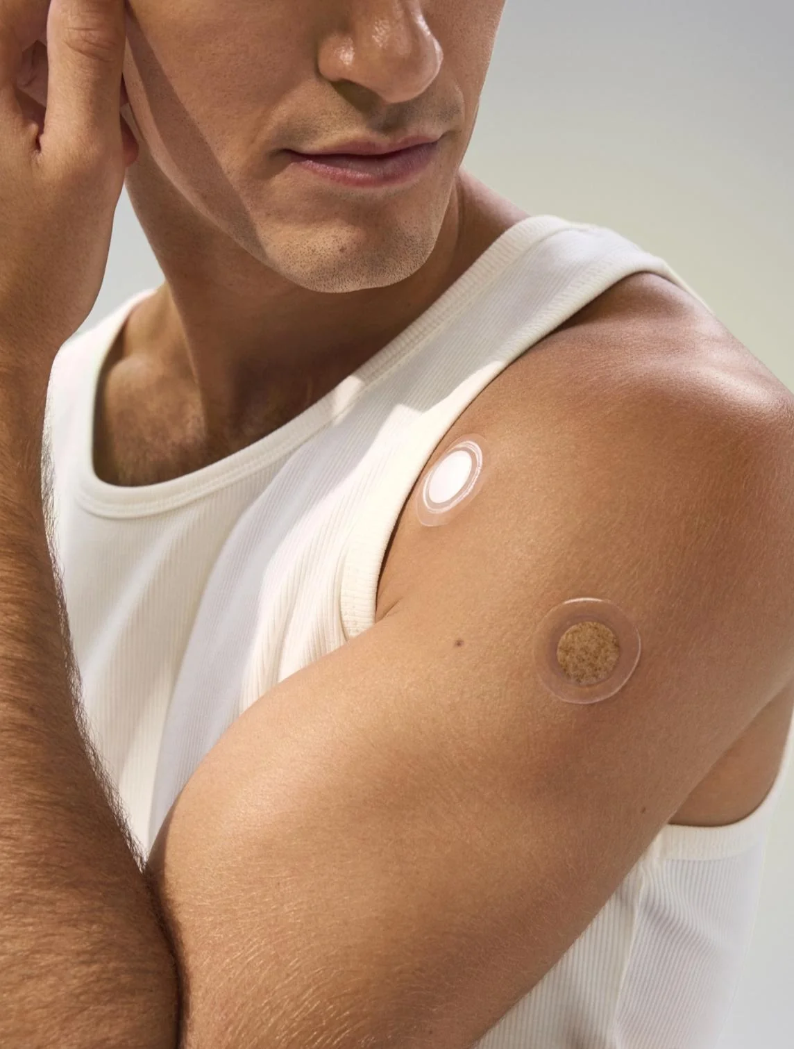 Homem com dois patches LifeWave aplicados no ombro